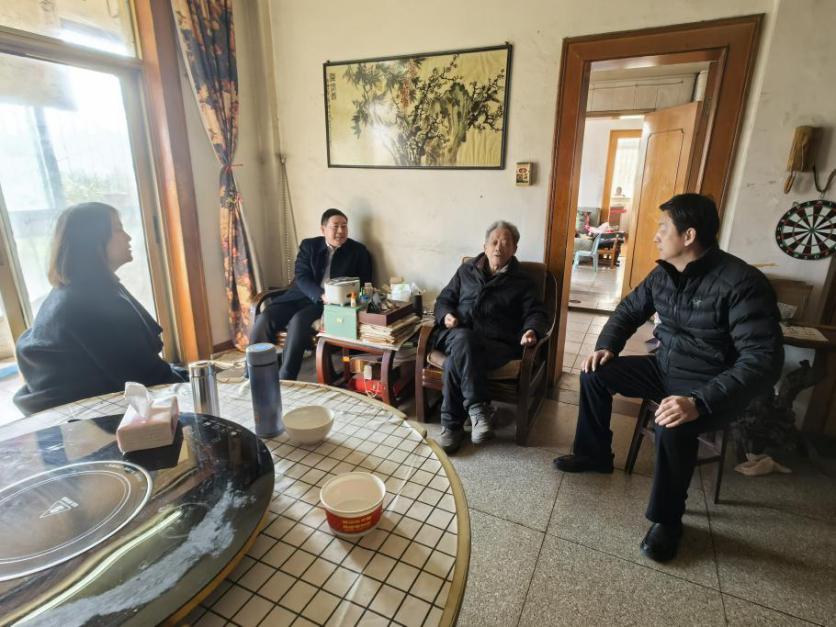 市审计局走访慰问老干部