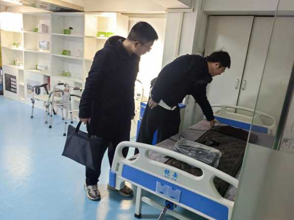 青山：关注养老服务资金管理使用情况