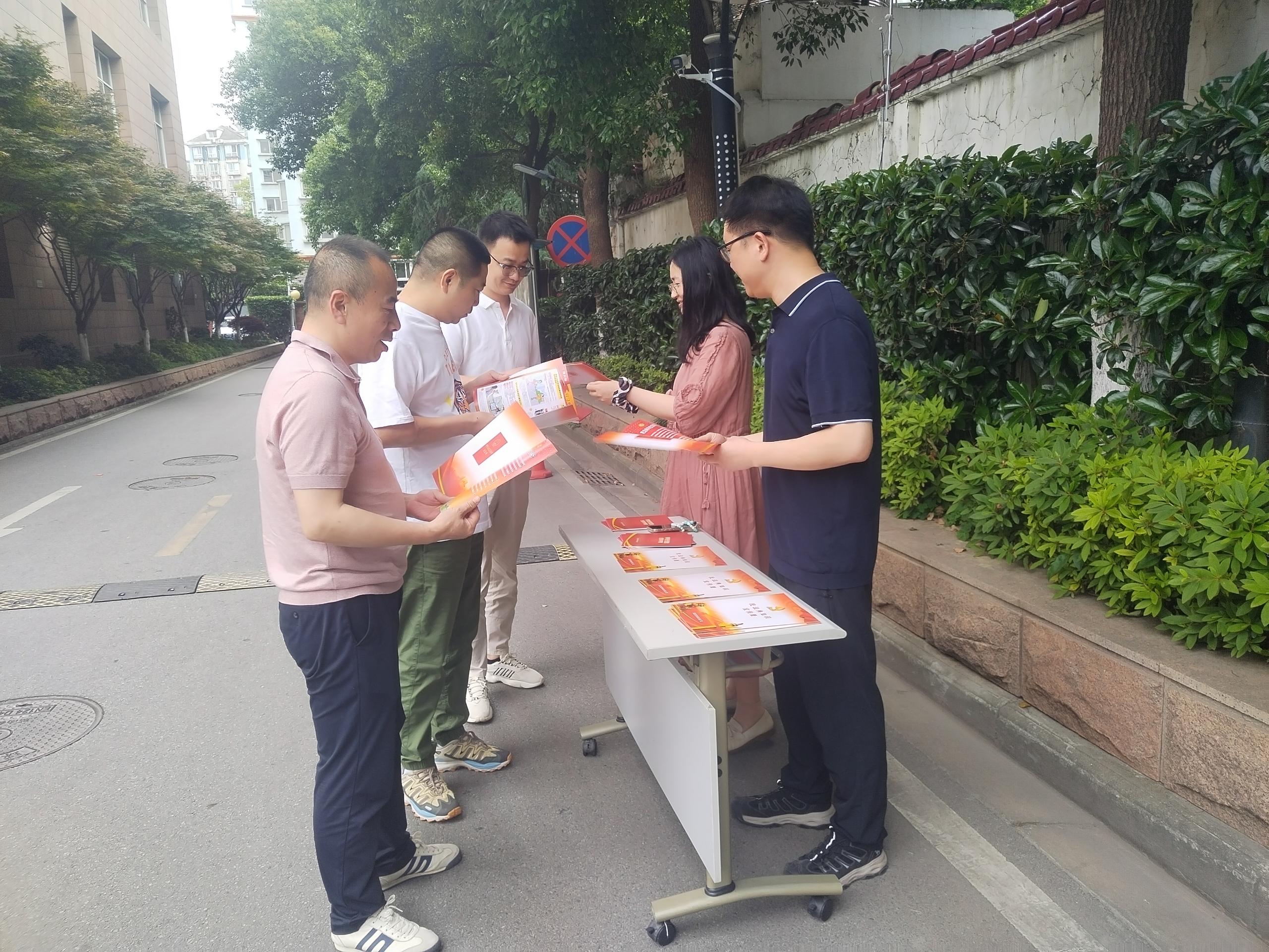 市审计局开展“民法典宣传月”活动